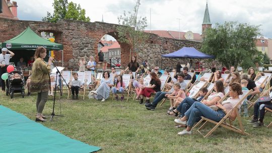 Rodzinny piknik z książką w tle w Sulechowie