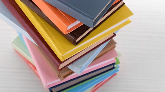 Różnice między oprawą miękką a twardą - co wybrać?