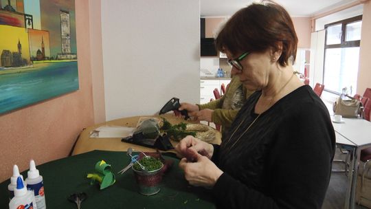 Seniorzy z obu stron Odry tworzyli wiosenne ozdoby 