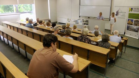 Seniorzy zakońzcyli już kursy językowe Seniorzy zakońzcyli już kursy językowe
