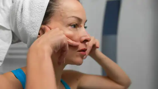 Sezonowe zaostrzenia atopowego zapalenia skóry – jak zadbać o skórę z AZS?