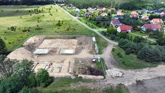 Słupy wysokiego napięcia i stacja GPZ w Kunowicach