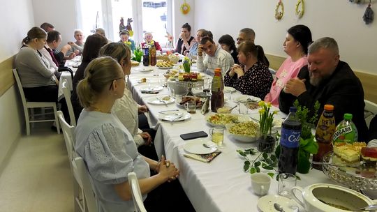 Śniadanie wielkanocne w Środowiskowym Domu Samopomocy w Rzepinie z udziałem władz gminy