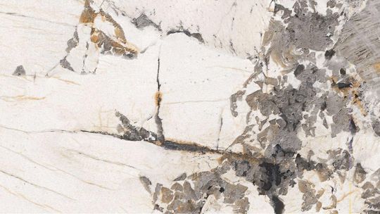 Spiek kwarcowy czy kamień naturalny? Pojedynek gigantów w aranżacji wnętrz