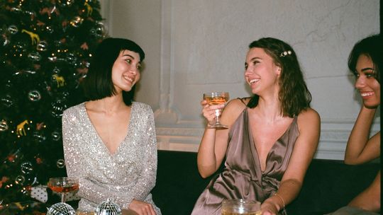 Sprawdź jak modnie ubrać się na sylwestra. 6 stylizacji, które zachwycą wszystkich