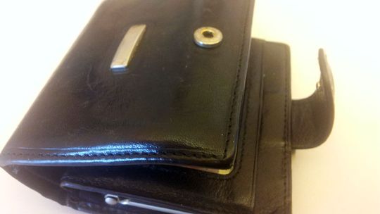 Sprawiedliwy mieszkaniec Ośna Lubuskiego oddał znaleziony portfel z dużą sumą pieniędzy