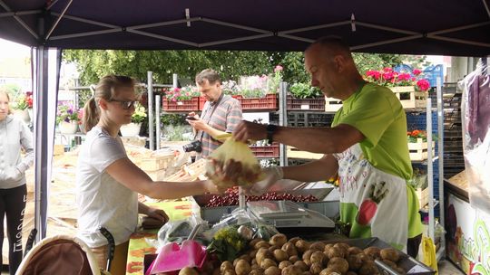 Starosta wcielił się w sprzedawce w warzywniaku!
