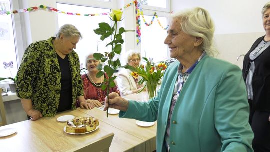 Starosta z życzeniami z okazji Dnia Kobiet odwiedził seniorki