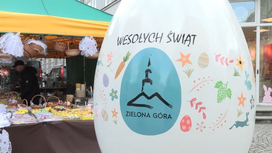Świąteczny klimat na jarmarku wielkanocnym w Zielonej Górze.