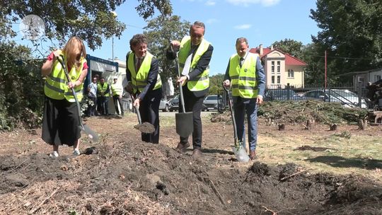 Symboliczne wbicie łopaty pod nową budowę KTBS-owych mieszkań