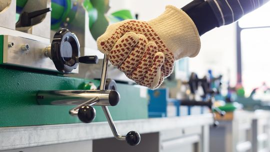 Szlifierki CNC: Precyzja i wydajność od renomowanego dystrybutora maszyn CNC