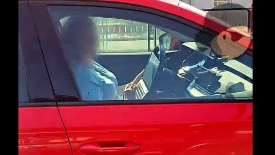Ta pani ma kłopoty przez jeden film. Nagrali, jak prowadzi samochód [WIDEO]