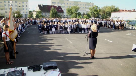 TAK UCZNIOWIE PRZYWITALI NOWY ROK SZKOLNY