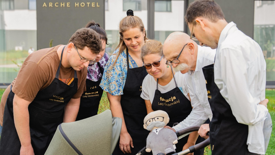 Tak zachęca do rodzenia dzieci. Bo jest nas coraz mniej