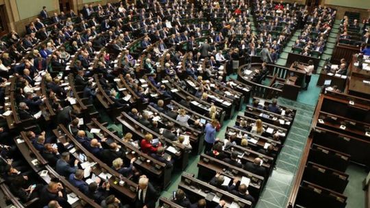 Tusk pierwszy, ale większość w Sejmie może mieć prawica