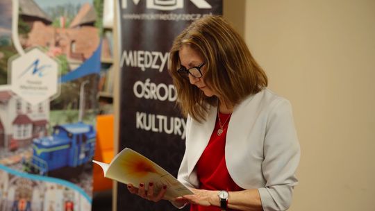 Tydzień Bibliotek rozpoczęty poezją - promocja antologii AD LUMEN w Międzyrzeczu