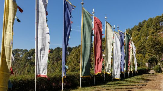 Uchwyty flagowe - jak wybrać trwałe i bezpieczne mocowanie?