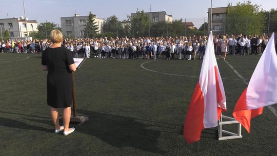 Uczniowie uroczyście rozpoczęli nowy rok szkolny 