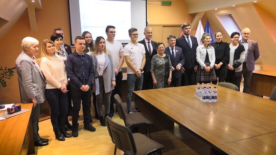 Umowa na budowę nowej sali gimnastycznej przy LO podpisana