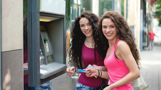 Używanie karty będzie droższe. Banki odbiją sobie obniżkę stóp procentowych
