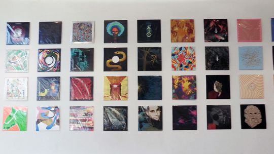 VinylLOVE obrazki - wystawa okładek płyt winylowych