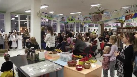 W BIBLIOTECE MIEJSKIEJ ZROBIŁO SIĘ ŚWIĄTECZNIE W BIBLIOTECE MIEJSKIEJ ZROBIŁO SIĘ ŚWIĄTECZNIE