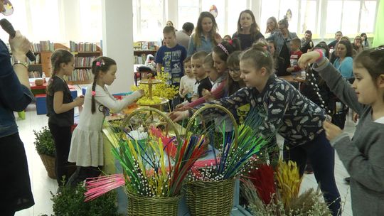 W Bibliotece robili świąteczne palmy 