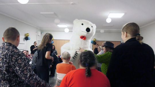 W Drzeńsku świętowano andrzejki z miśkiem, tańcami i wróżbami W Drzeńsku świętowano andrzejki z miśkiem, tańcami i wróżbami