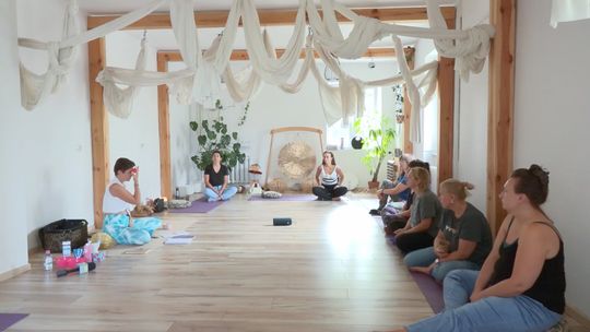 Warsztaty z jogi twarzy w Fundacji Akaal