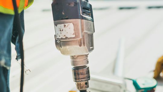 Wąż do powietrza i przewody pneumatyczne – jak dobrać odpowiednie komponenty do systemów sprężonego powietrza?