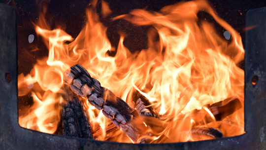 Węgiel wciąż trzyma się mocno, ale prąd wskoczył już na podium