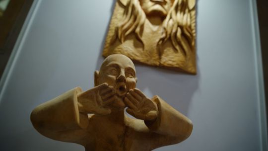 Wernisaż wystawy „Ożywione drewno. Rzeźby Tadeusza Bardelasa” w Świebodzinie