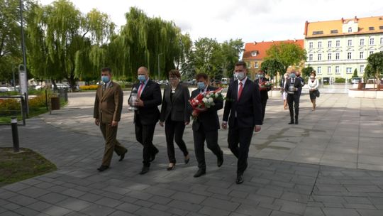 Wiązanki kwiatów oraz znicze pod Pomnikiem Pamięci Poległych w czasie II Wojny Światowej