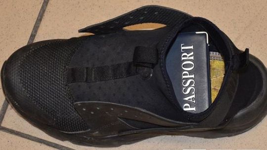 Wietnamczyk do kontroli pokazał paszport kolegi. Swój schował w bucie Wietnamczyk do kontroli pokazał paszport kolegi. Swój schował w bucie