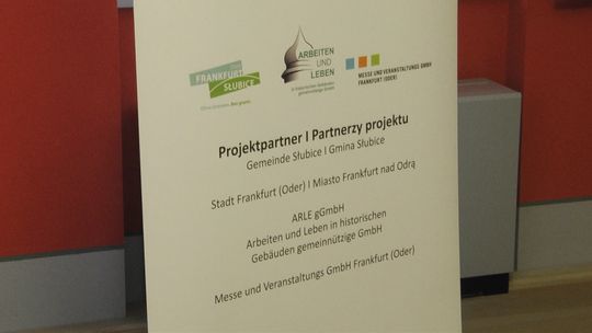 Wieża widokowa i podświetlony most w Dwumieście Wieża widokowa i podświetlony most w Dwumieście