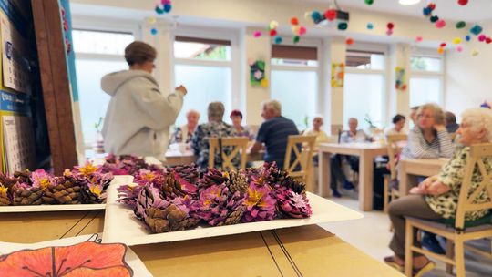 Wiosna, piwonie i motyle. Arteterapia po raz kolejny połączyła seniorów w Słubicach