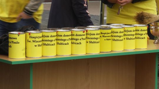 Wolontariusze wyruszyli na ulice miasta w ramach akcji ''Pola Nadziei'' Wolontariusze wyruszyli na ulice miasta w ramach akcji ''Pola Nadziei''