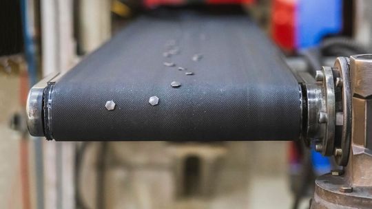 Wpływ taśm przenośnikowych na efektywność produkcji ? jak zwiększają wydajność procesów?