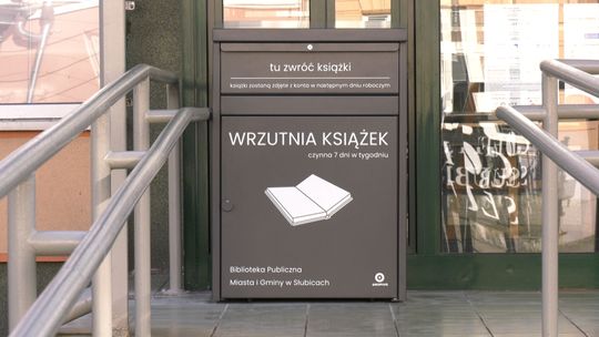 Wrzutnia do książek w słubickiej bibliotece