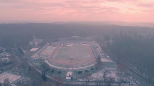 Wschód słońca nad SOSiRem w grudniowy mroźny poranek