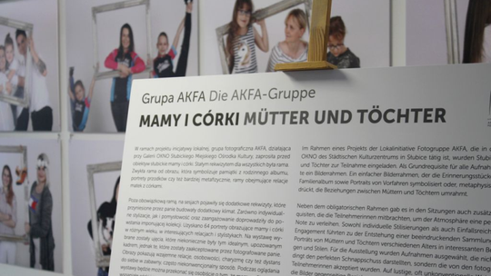Wystawę fotograii "Mamy i córki" można oglądać w słubickiej bibliotece. Wystawę fotograii "Mamy i córki" można oglądać w słubickiej bibliotece.