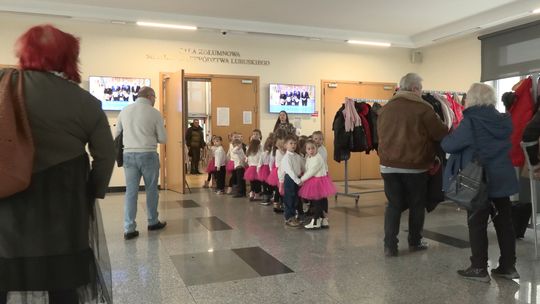 Występ przedszkolaków z okazji Dnia Babci i Dziadka