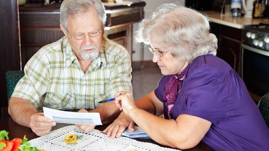 Z czego rezygnują emeryci, żeby dociągnąć do pierwszego?