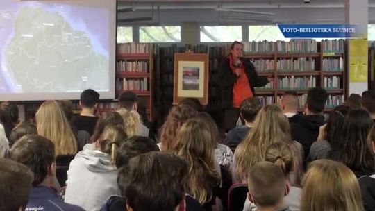 Z KIM MIELI OKAZJĘ SPOTKAĆ SIĘ MIESZKAŃCY NASZEGO MIASTA W BIBLIOTECE MIEJSKIEJ  ? 