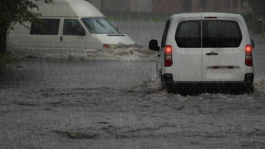 Zalanie samochodu a odszkodowanie. Kto ponosi odpowiedzialność?