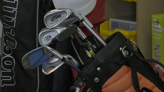 Zapoznają się z grą w golfa! Zapoznają się z grą w golfa!