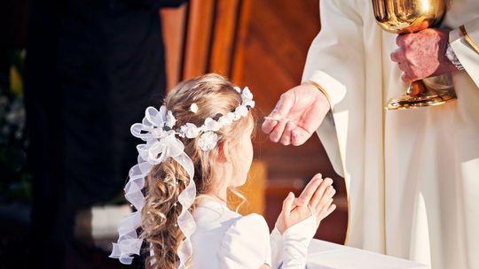 Zbliża się sezon komunijny. I znowu wróci pytanie: ile włożyć do koperty?