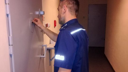 ZOSTAŁ PORWANY NASTĘPNIE OKAZAŁO SIĘ,ŻE JEST POSZUKIWANY PRZEZ POLICJĘ ZOSTAŁ PORWANY NASTĘPNIE OKAZAŁO SIĘ,ŻE JEST POSZUKIWANY PRZEZ POLICJĘ