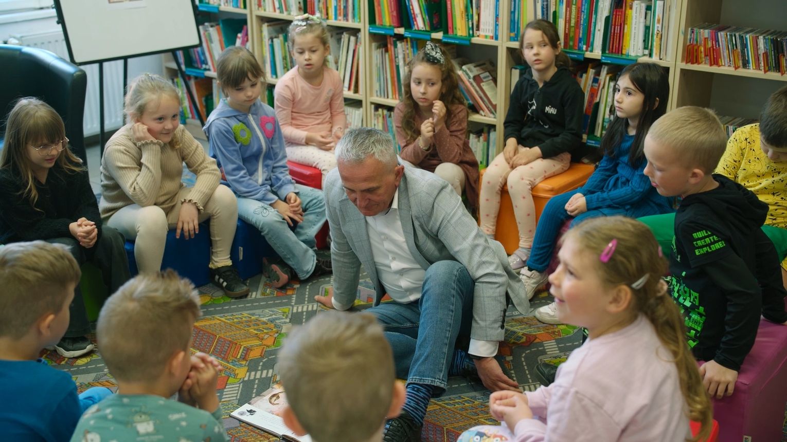 Burmistrz czyta przedszkolakom - bajkowy poranek w świebodzińskiej bibliotece