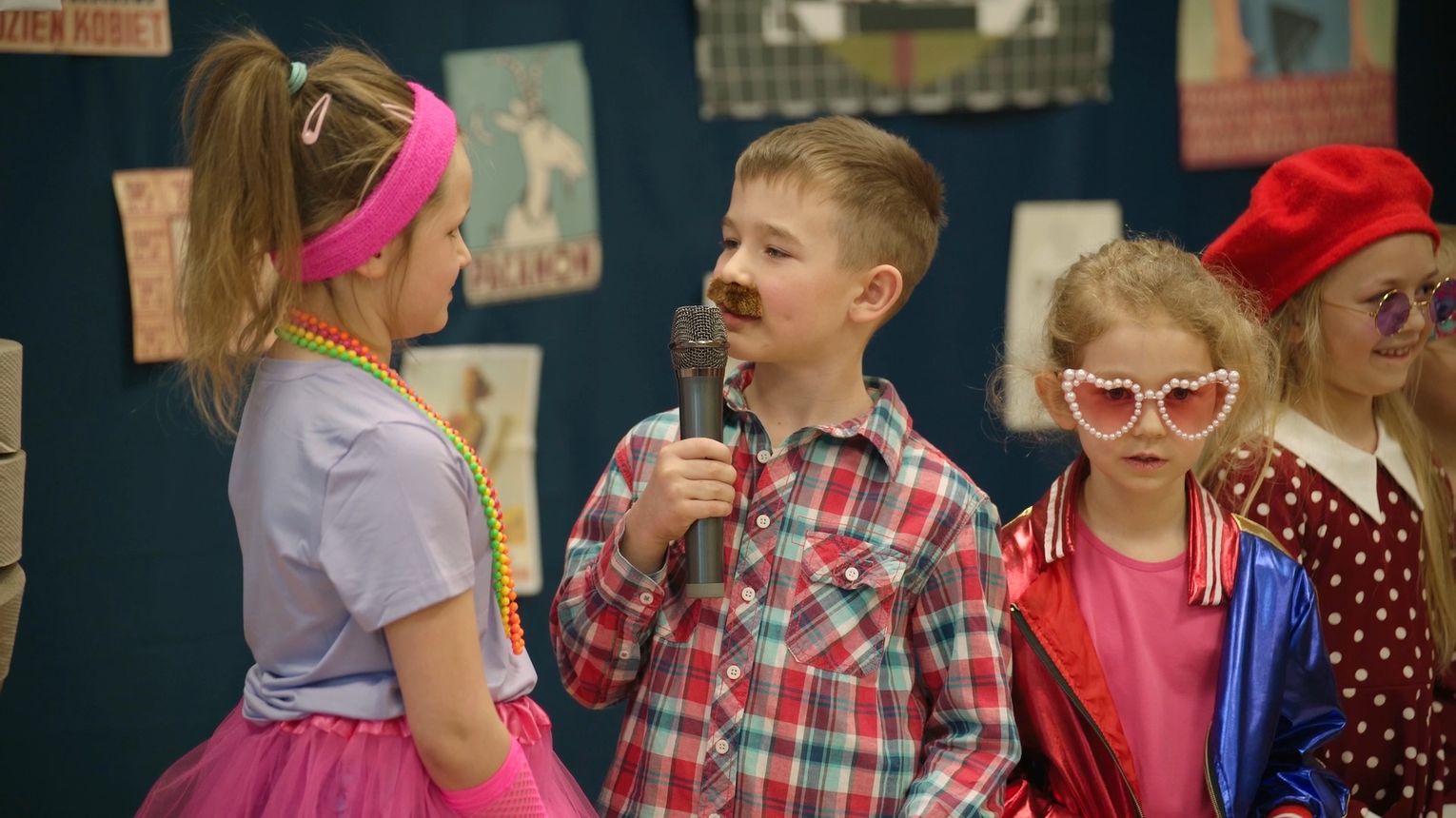 Dzień babci i dziadka w Bajkowej Krainie wehikułem czasu do świata PRL-u